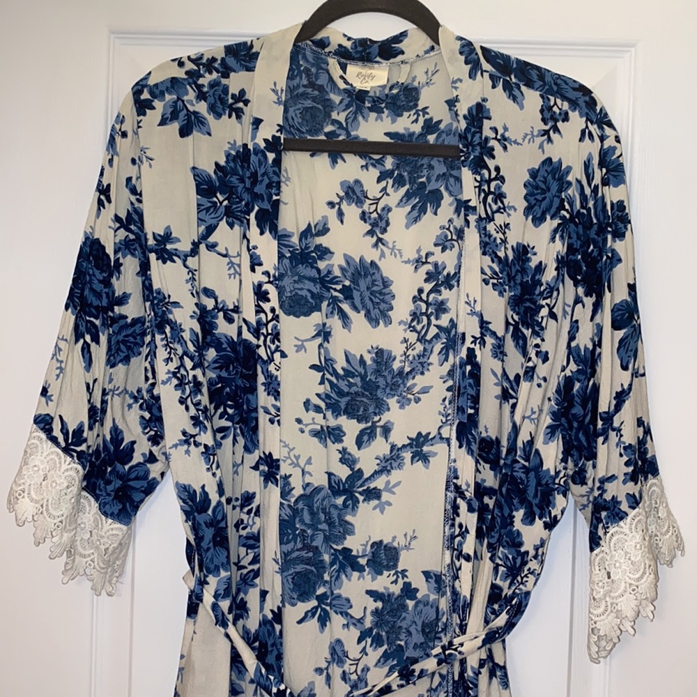 Floral robe - Picture 2 of 4